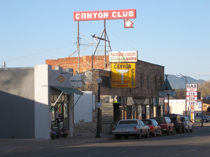 ROUTE 66 (la carretera, no la revista) USA%20-%20Williams%20AZ%20-%20Canyon%20Club%20&%20Neon%20Sign%20(26%20Apr%202009)%20Full